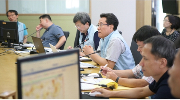 남재철 기상청장은 제19호 태풍 솔릭(SOULIK)이 한반도로 북상함에 따라 국가기상센터에서 예보점검 회의를 개최하고, 태풍의 예측 상황 등 예보업무 수행상황을 점검하고 있다.(출처= 기상청)