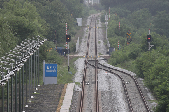 경기도 파주시 임진강역에서 문산과 개성을 잇는 경의선 철로가 보이고 있다. (사진=저작권자(c) 연합뉴스, 무단 전재-재배포 금지)