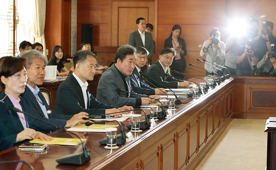 이낙연 국무총리는 9일 중동호흡기증후군(메르스) 확진 환자 발생과 관련해 “2015년의 경험에서 우리는 늑장대응보다 과잉대응이 더 낫다는 교훈을 얻었다”며 “이번에도 그렇게 했으면 좋겠다”고 밝혔다.