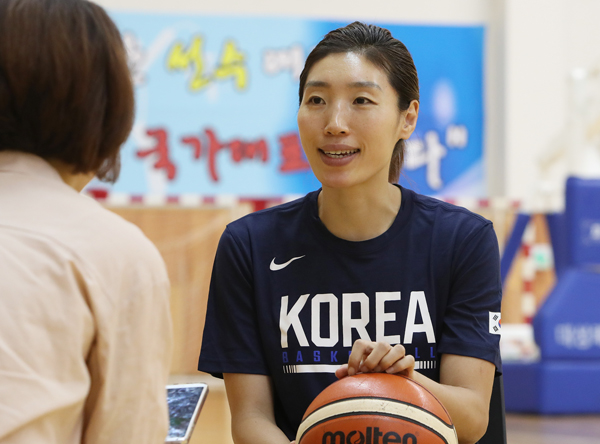 친동생같이 지냈던 북한 선수들에 대한 이야기를 묻자 대답하는 임영희 선수.