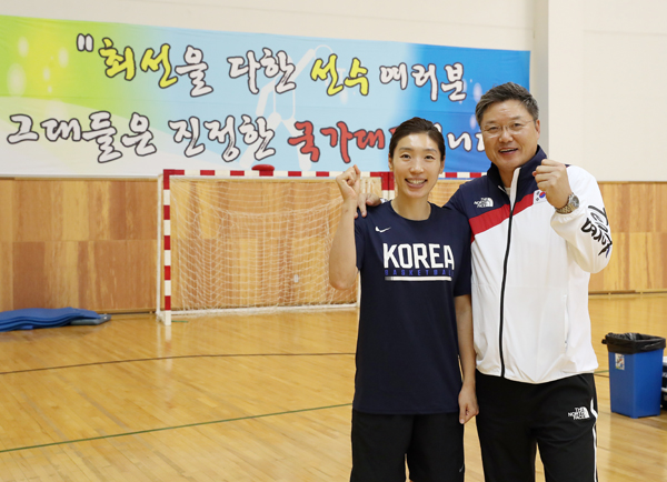 여자농구 남북단일팀으로 출전한 주장 임영희 선수(왼쪽)와 이문규 감독.
