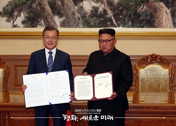 문재인 대통령과 김정은 국무위원장이 19일 백화원 영빈관에서 정상회담후 평양공동선언서에 서명한 뒤 펼쳐 보이고 있다. ⓒ 평양사진공동취재단