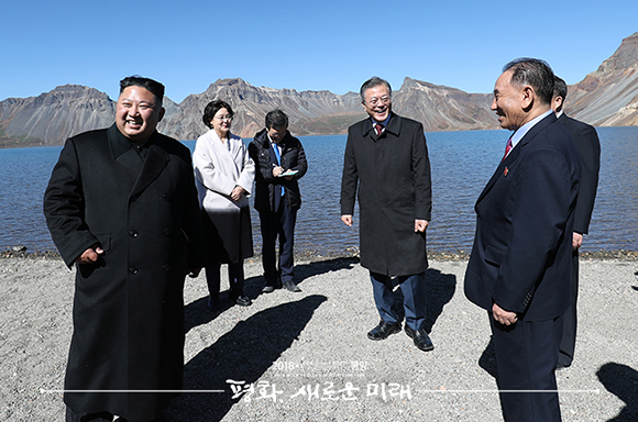 문재인 대통령과 김정은 국무위원장이 백두산 천지에서 대화하고 있다. ⓒ 평양사진공동취재단