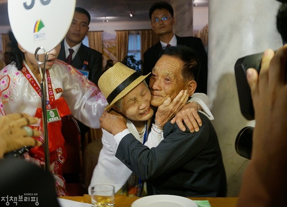20일 금강산호텔에서 열린 제21차 남북 이산가족 단체상봉 행사에서 남측 이금섬 할머니가 아들 리상철씨를 만나 기뻐하고 있다.(사진=청와대)