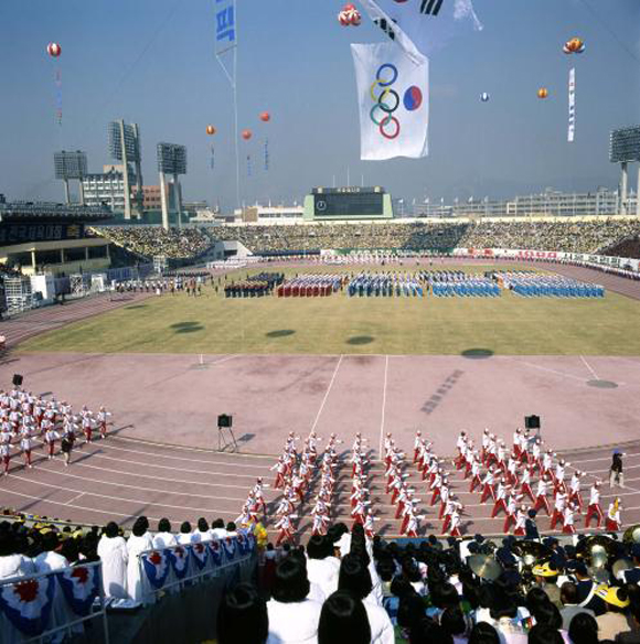 서울에서 단독으로 열렸던 제62회(1981년) 전국체육대회 개막식. (사진=한국정책방송원 e영상역사관)