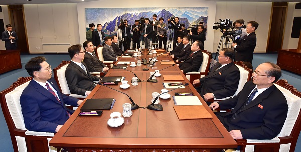 남북고위급회담 남측 수석대표 조명균 통일부 장관과 북측 수석대표 리선권 조국평화통일위원회 위원장이 15일 판문점 남측 평화의집에서 남북고위급회담 전 모두발언 하고 있다. 