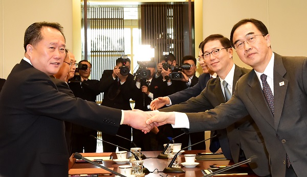 남북고위급회담 남측 수석대표 조명균 통일부 장관(왼쪽)과 북측 수석대표 리선권 조국평화통일위원회 위원장이 15일 판문점 남측 평화의집에서 남북고위급회담 전 악수하고 있다. 