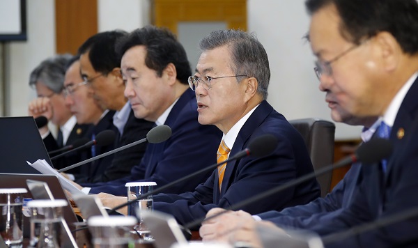 문재인 대통령이 23일 오전 청와대에서 열린 국무회의를 주재하고 있다. 이날 국무회의에서는 3차 남북정상회담에서 채택된 '9월 평양 공동선언'과 '역사적인 판문점 선언 이행을 위한 군사 분야 합의서'가 상정됐다.<저작권자(c) 연합뉴스, 무단 전재-재배포 금지> 