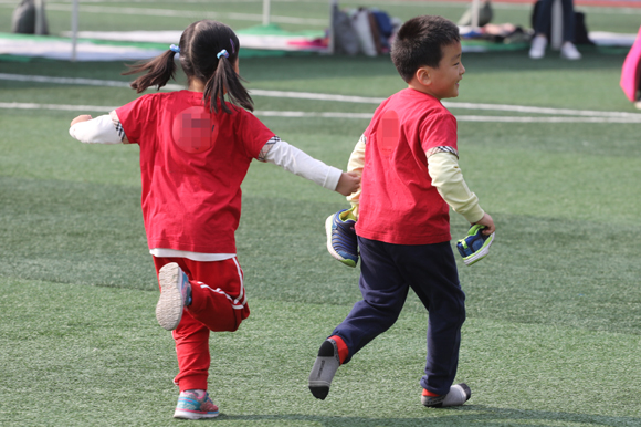10월 16일 강북구민운동장에서 열린 꿈나무 큰잔치 한마음 운동회에서 한 어린이가 벗겨진 신발을 들고 달리기를 하고 있다. (사진=저작권자(c) 연합뉴스, 무단 전재-재배포 금지)