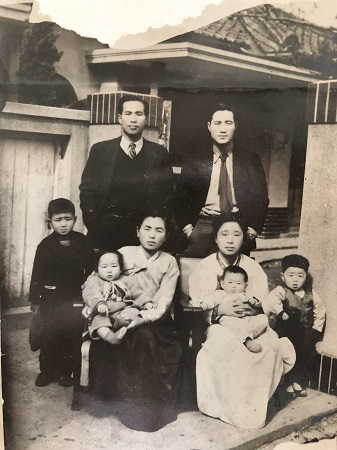 실향민 이산가족인 박연화 할머니(왼쪽 아래)는 독립운동을 했던 아버지가 불구가 되는 불행 뿐 아니라, 군인이었던 남편(왼쪽 위)을 6.25전쟁으로 잃고 시신조차 찾지 못했다.  