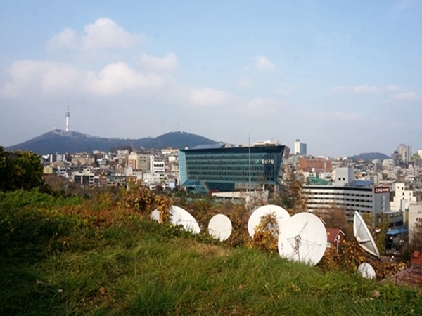 용산기지 안에 있는 둔지산에 올라보니 남산 등 서울 시내가 한눈에 보인다.