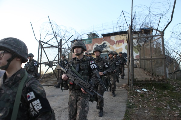 국군 장병들이 지난 10일 비무장지대 내 감시초소에서 철수하고 있다.(출처=뉴스1, 국방부)