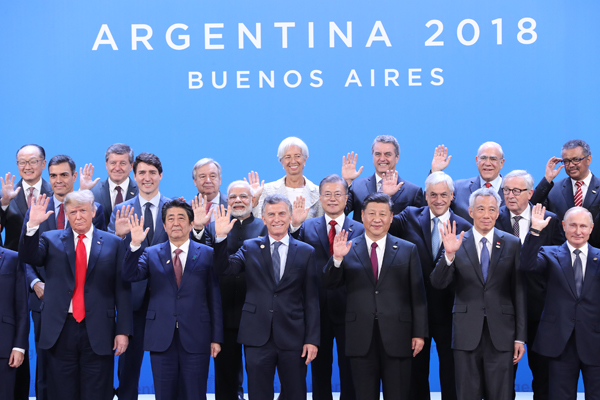 문재인 대통령(두 번째줄 오른쪽에서 세 번째)이 30일 오후(현지시간) 아르헨티나 부에노스아이레스 코스타 살게로 센터에서 열린 2018 G20 정상회의 개막식에서 각국 정상들과 기념 촬영을 하고 있다. (사진=저작권자(c) 연합뉴스, 무단 전재-재배포 금지)