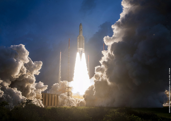 남미 프랑스령 기아나의 기아나 우주센터에서 기상관측 위성 ‘천리안 2A호’(GEO-KOMPSAT-2A)를 탑재한 유럽연합 아리안스페이스의 로켓 ‘아리안-5ECA’가 발사되고 있다. (사진=저작권자(c) EPA/연합뉴스, 무단 전재-재배포 금지) 