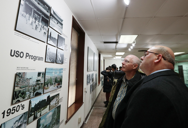 주한미군 관계자들이 용산공원 갤러리에 전시된 사진들을 보고 있다.