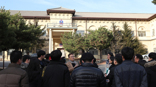 주한미합동군사업무단 앞에서 신주백 교수가 역사적 배경을 설명하고 있다.