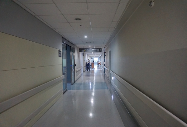 간병인들이나 보호자가 없이 의료진 해주는 안심뱅원이라 복도가 넓고 조용한 서울의료원.