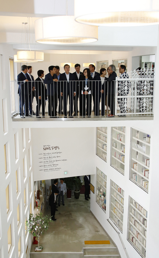 문재인 대통령이 4일 오후 서울 은평구 구산동 도서관마을을 방문, 도서관을 둘러보고 있다. (사진