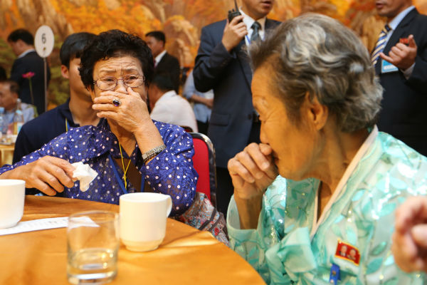 지난 8월 20일 금강산호텔에서 열린 제21차 남북 이산가족 단체상봉이 이뤄졌다.(출처=뉴스1)