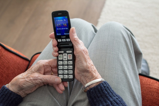 지난 7월 13일부터, 만 65세 이상 기초연금 수급자 어르신을 대상으로 휴대폰 사용료의 50% 최대 1만 1000원까지 감면해 준다.(출처=픽사베이)