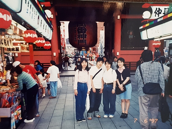 꿈이 있어서 였을까. 당시 일본서 여성들이 반바지를 잘 입지 않는 걸 나중에 알았지만 단짝친구들과 재밌게 공부해했다.   