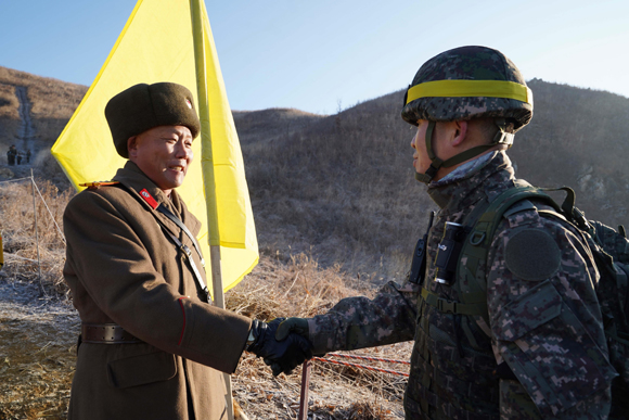 남북 군사당국이 ‘9·19 군사분야 합의서’ 이행 차원에서 시범 철수한 비무장지대 내 GP(감시초소)에 대해 12일 오후 상호검증에 나선 가운데 강원도 철원 중부전선에서 우리측 대표 윤명식 육군 대령과 북측 안내 책임자 리종수 육군 상좌가 악수를 하고 있다. (사진=국방부)