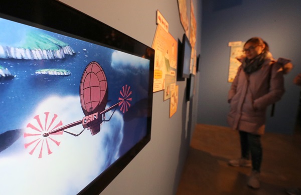 지난해 말 열렸던 ‘스튜디오 지브리 대박람회’에서 관람객들이 미야자키 하야오 감독의 애니메이션 작품을 살펴보고 있다.(출처=뉴스1)