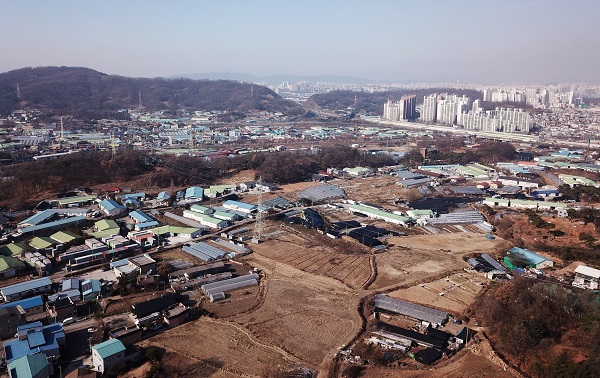 정부가 경기도 남양주와 하남, 인천 계양에 신도시를 건설한다. 공공택지 조성을 두고 논란이 일었던 과천에도 중규모의 택지를 조성한다. 신도시의 면적은 남양주가 1134만㎡, 하남은 649만㎡, 인천 계양은 335만㎡이다. 사진은 19일 오후 경기도 하남시 교산동 일대 모습. 하남 교산지구는 천현동, 교산동, 춘궁동, 상·하사창동 등 일대로 3만 2000가구가 공급된다.(사진= 저작권자(c) 연합뉴스, 무단 전재-재배포 금지) 