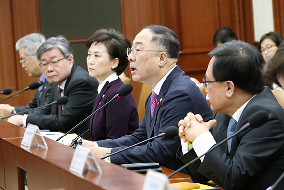 일자리 정책, 민간·서비스업 활성화·취약계층에 주안점