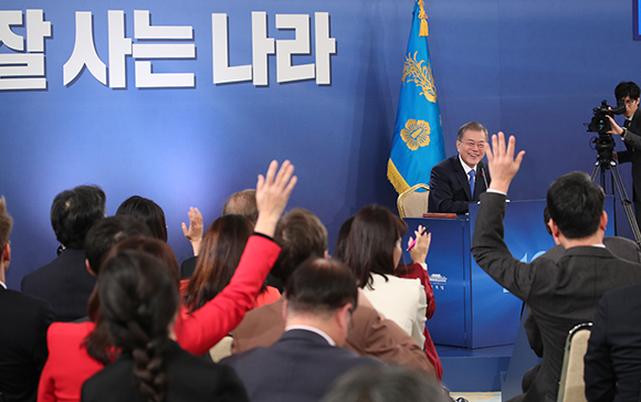 문재인 대통령이 10일 오전 청와대 영빈관에서 열린 2019년 신년 기자회견에서 취재진이 질문권을 얻기 위해 서로 손을 들자 미소짓고 있다. (사진=저작권자(c) 연합뉴스, 무단 전재-재배포 금지)