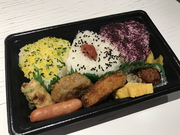 그녀가 일본 여행 중에 먹었다는 편의점 도시락 사진, 사각형의 용기 안에 옹기종기 담겨진 음식들에서 정갈함을 엿볼 수 있었다.