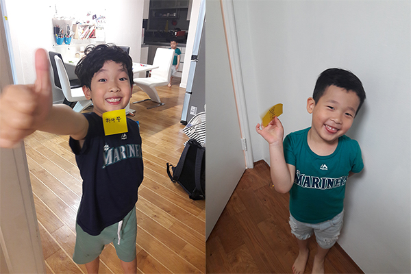 설민 씨의 두 아들 윤이 준이가 보물을 찾고 활짝 웃고 있다.