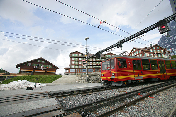 스위스 산악열차가 클라이네샤이덱 역으로 정차해 있다. 알프스의 정상 융프라우요흐로 오가기 위해서는 이 역을 통과해야 한다.(사진=<저작권자(c) 연합뉴스, 무단 전재-재배포 금지)
