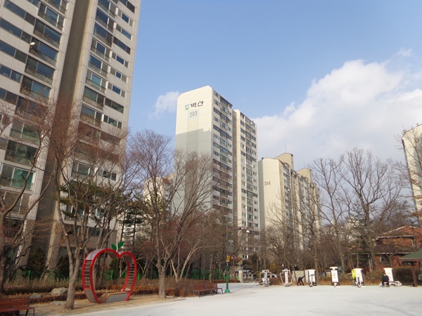 최저임금 인상에도 불구하고 일자리 안정자금 지원으로 지난해 경비원과 청소원 수는 각 각 2167명, 4580명 증가한 것으로 나타났다.