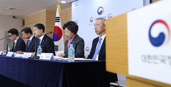 지역사회 통합 돌봄 기본계획안(커뮤니티 케어)을 발표하고 있는 박능후 보건복지부 장관.(출처=뉴스1)
