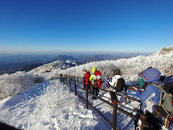 전북 덕유산 향적봉을 등산객들이 오르며 겨울산의 정취를 만끽하고 있다.(사진=저작권자(c) 연합뉴스, 무단 전재-재배포 금지)