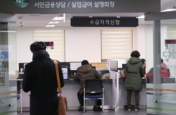 서울 마포구 고용복지플러스센터에서 실업급여 신청자들이 상담을 받고 있다. (사진=저작권자(c) 연합뉴스, 무단 전재-재배포 금지)