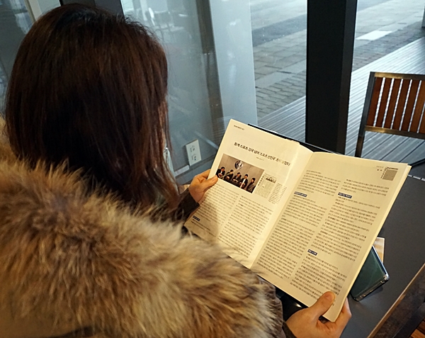 이정은 씨가 동계올림픽에 관련한 책자를 유심히 보고 있다.