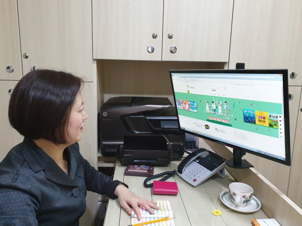 스마트 체육관의 원리를 설명하는 원장 선생님