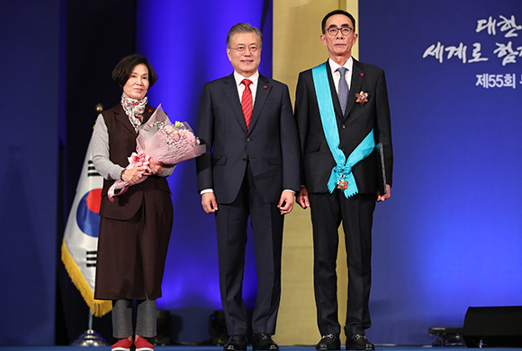 이효 노바인터내쇼널 대표(오른쪽)가 지난해 제55회 무역의 날 기념식에서 금탑산업훈장을 수상했다. (사진=저작권자(c) 연합뉴스, 무단 전재-재배포 금지)