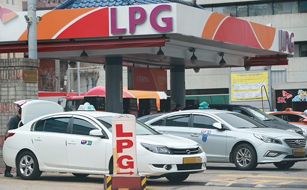  13일 오후 국회 본회의에서 일반인도 LPG(액화석유가스) 차량을 살 수 있도록 하는 '액화석유가스의 안전관리 및 사업법 개정안'이 통과됐다. 사진은 지난 12일 서울 시내의 한 LPG 충전소 모습.(사진=저작권자(c) 연합뉴스, 무단 전재-재배포 금지)