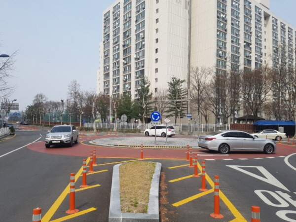 갑천중학교 삼거리 회전교차로.