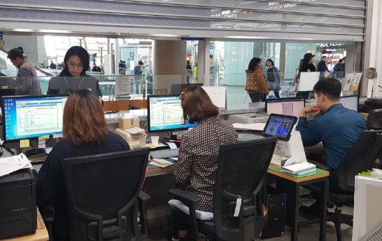 인천공항 내 국제운전면허증 발급센터는 하루 평균 100건 이상의 면허증을 발급하고 있다