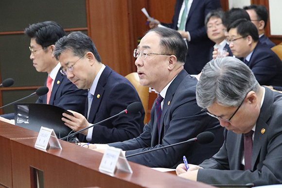 홍남기 부총리가 17일 정부서울청사에서 열린 제13차 경제활력대책회의에서 발언하고 있다. (사진=저작권자(c) 연합뉴스, 무단 전재-재배포 금지)