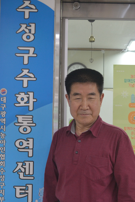 전국에서 손꼽히는 수어통역전문가로 활동 중인 권석현씨는 27년간 통역뿐만 아니라 국립국어원 한국표준수화규범제정 추진위원, 17년간 수화통역사 양성 등 청각 언어장애인들의 인식개선과 권익증진에 헌신해왔다.