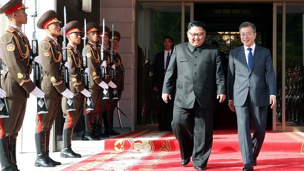 문재인 대통령과 김정은 북한 국무위원장이 지난 26일 오후 판문점 북측 통일각에서 열린 남북정상회담을 마친 뒤 함께 나오고 있다.(사진=청와대)