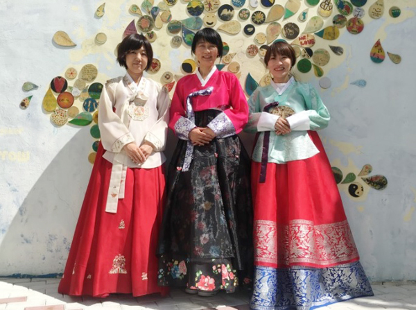 대구공감게스트하우스를 찾은 외국인 관광객이 근대골목거리에서 한복체험 기념사진을 찍고 있다. &lt;사진제공=공감씨즈&gt;