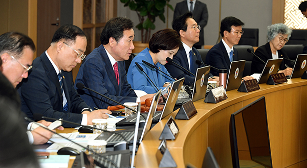 이낙연 국무총리가 21일 세종시 정부세종청사에서 제20회 국무회의를 주재하고 있다.