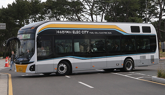 전국 최초로 시내버스 노선에 투입된 울산 수소전기버스.(저작권자(c) 연합뉴스, 무단 전재-재배포 금지) 