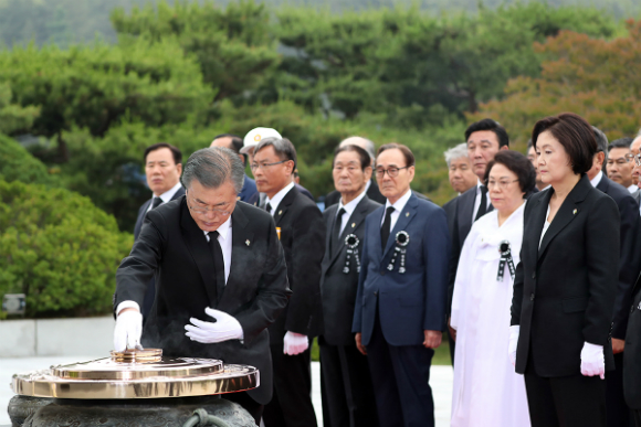 문재인 대통령이 6일 오전 국립서울현충원에서 열린 제64회 현충일 추념식에서 분향하고 있다. (사진=청와대)